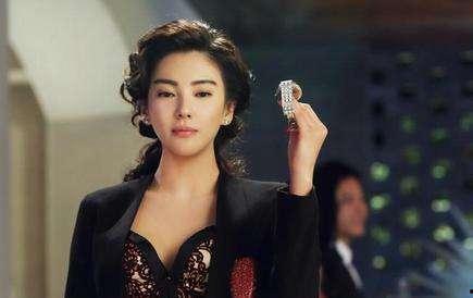 知情人士爆料女炫富视频,奢华生活引发网友热议