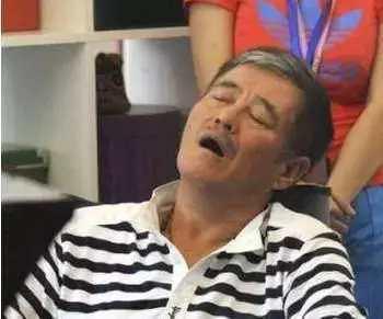 明星大爆料夫妻睡姿视频,甜蜜还是尴尬？